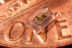 Minikomputer wszczepiany w oko zasilany miniaturową baterią słoneczną