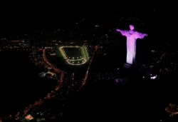 Statua Chrystusa Zbawiciela w Rio de Janeiro oświetlona w technologii LED