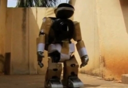 Student z Togo zbudował robota ze starych telewizorów
