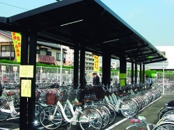 Sanyo instaluje w Tokio zasilany energią słoneczną parking dla rowerów z silnikami elektrycznymi 
