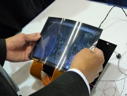 Panele LCD Toshiby umożliwiają przybliżanie i oddalanie obrazu poprzez ich wyginanie