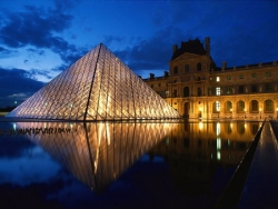 Lampy LED oświetliły piramidę francuskiego Luwru