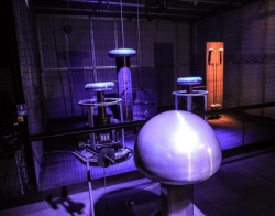 Historia rywalizacji Tesli i Edisona w Centrum Nauki Kopernik