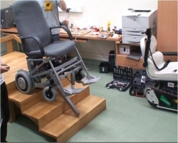 Polacy pracują nad wózkiem inwalidzkim, który sam wjeżdża po schodach