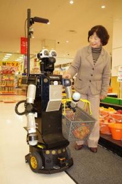 Robot pomagający robić zakupy ludziom w podeszłym wieku
