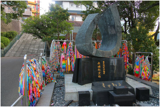 Pomnik w epicentrum wybuchu bomby atomowej w Nagasaki. Wokoło domy i normalne życie. (zdjęcie z własnych zbiorów udostępnił Grzegorz Gawlik)