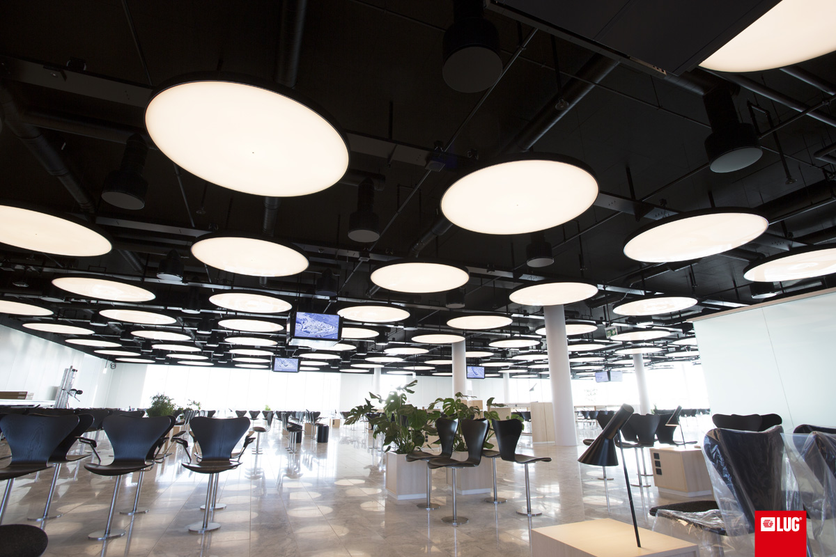 Polskie oprawy oświetleniowe TLON Light z portfolio FLASH DQ w holu C lotniska w Kopenhadze