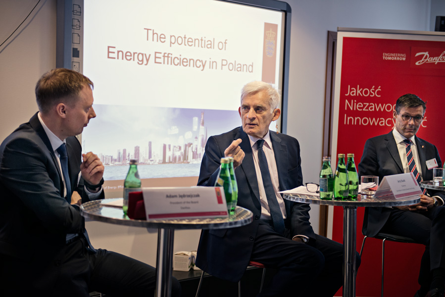 Zdjęcia z debaty, od lewej: Adam Jędrzejczak, Jerzy Buzek i Ambasador Danii Steen Hommel.