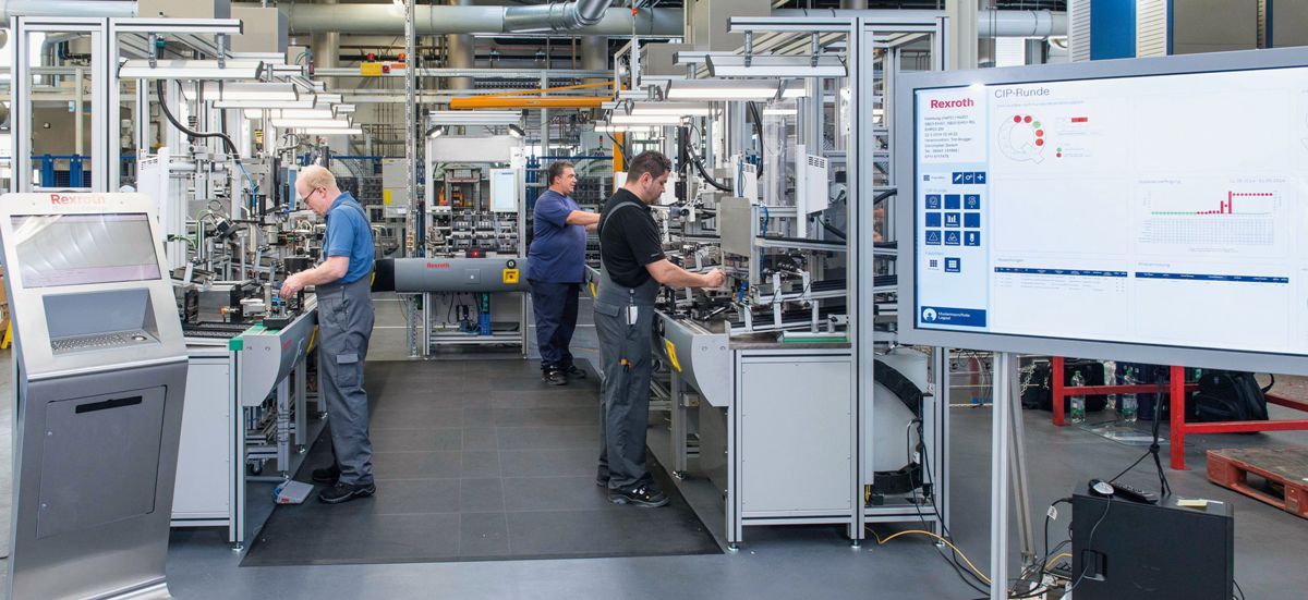 Na linii produkcyjnej w Homburgu firma Bosch Rexroth montuje ponad 200 różnych wariantów zaworów hydraulicznych przy użyciu jednej uniwersalnej linii produkcyjnej bez konieczności modyfikowania maszyn.