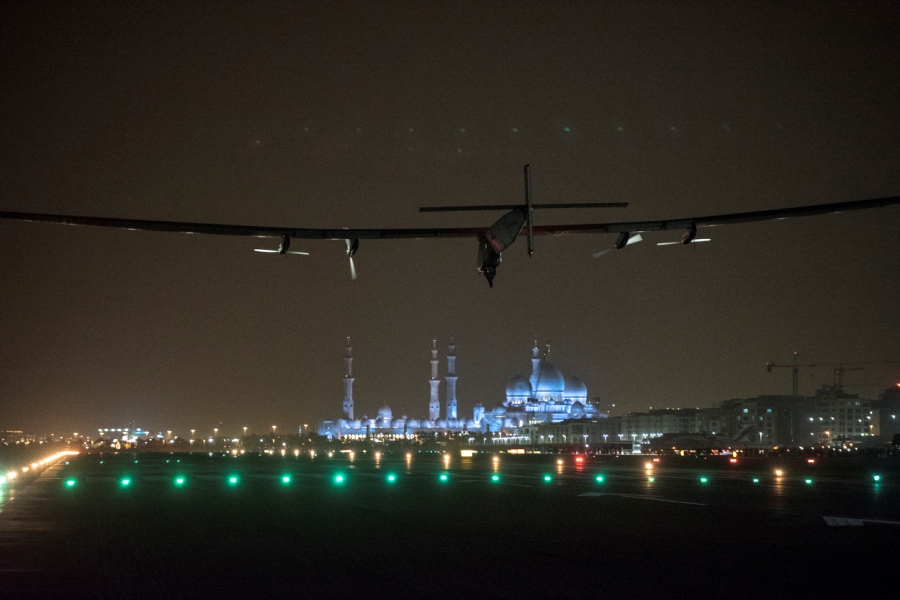 po trwającym 48 godzin i 37 minut locie z Kairu, Solar Impulse wylądował w punkcie początkowym swojej podróży w Abu Zabi.