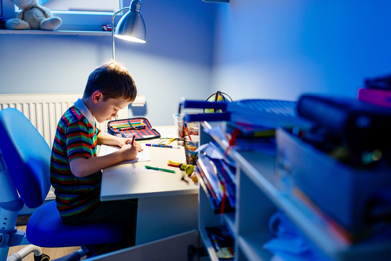 Światło na szóstkę – jak efektywnie oświetlić biurko ucznia?