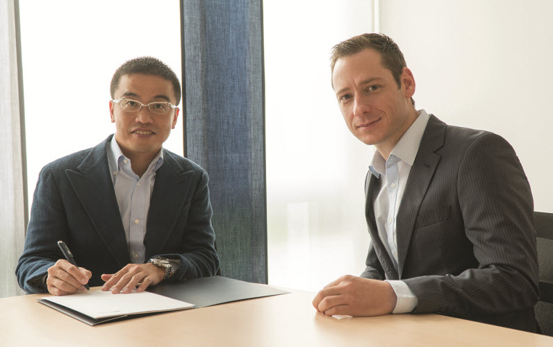 Kei Murakami, dyrektor generalny firmy LINX podpisuje umowę o dystrybucji oprogramowania zenon w Japonii. Obok Stefan Reuther, dyrektor ds. sprzedaży firmy COPA-DATA.