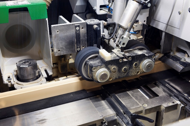 Wałki podające przenoszą drewno przez maszynę, w której jest ono przetwarzane przy użyciu specjalnych narzędzi (takich jak strugarek) do wymaganego rozmiaru.