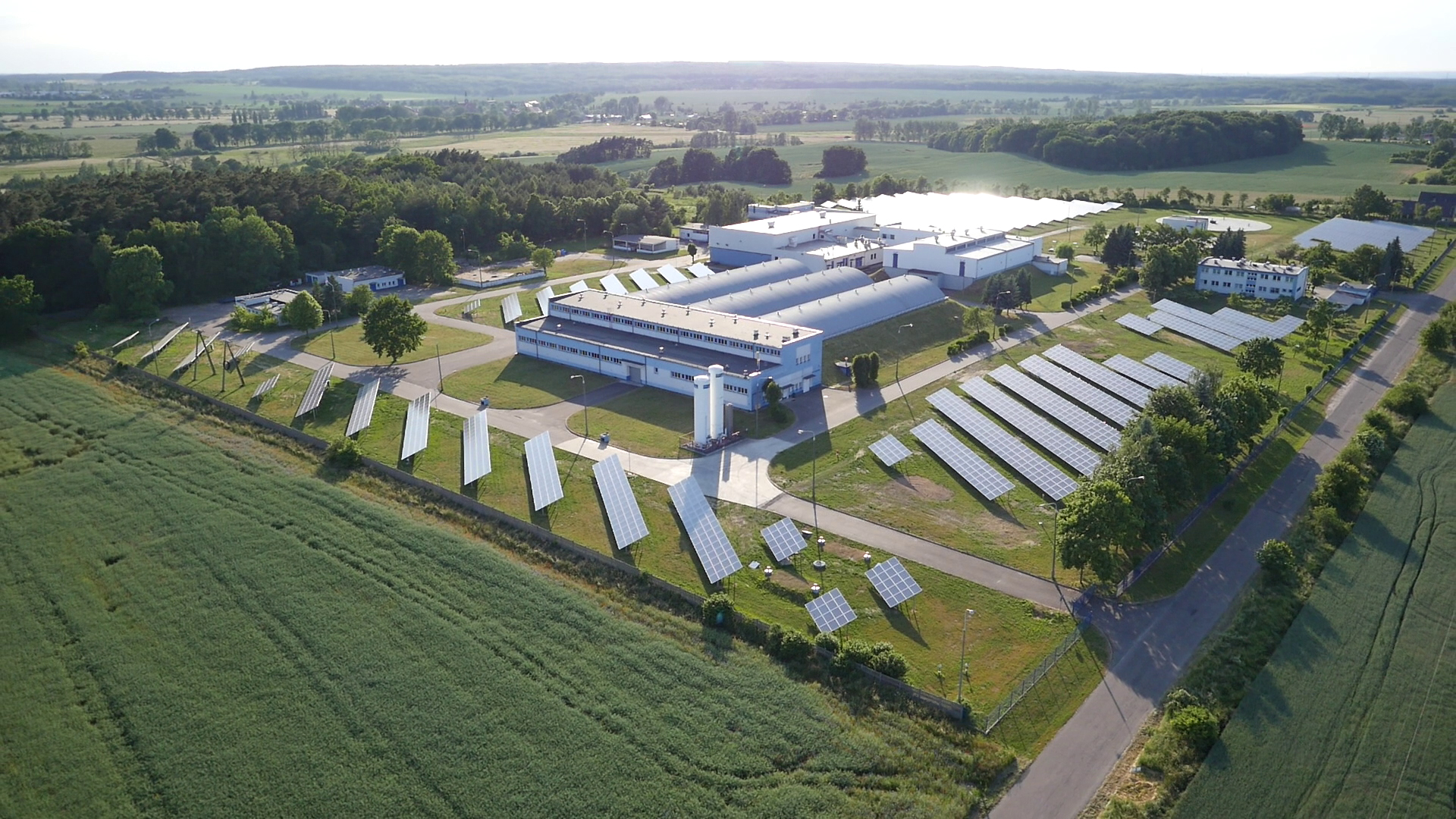 ZWIK Szczecin posiada 3 farmy fotowoltaiczne, obejmujące w sumie 91 falowników produkcji ABB, o łącznej produkcji mocy 2,5 MW.
