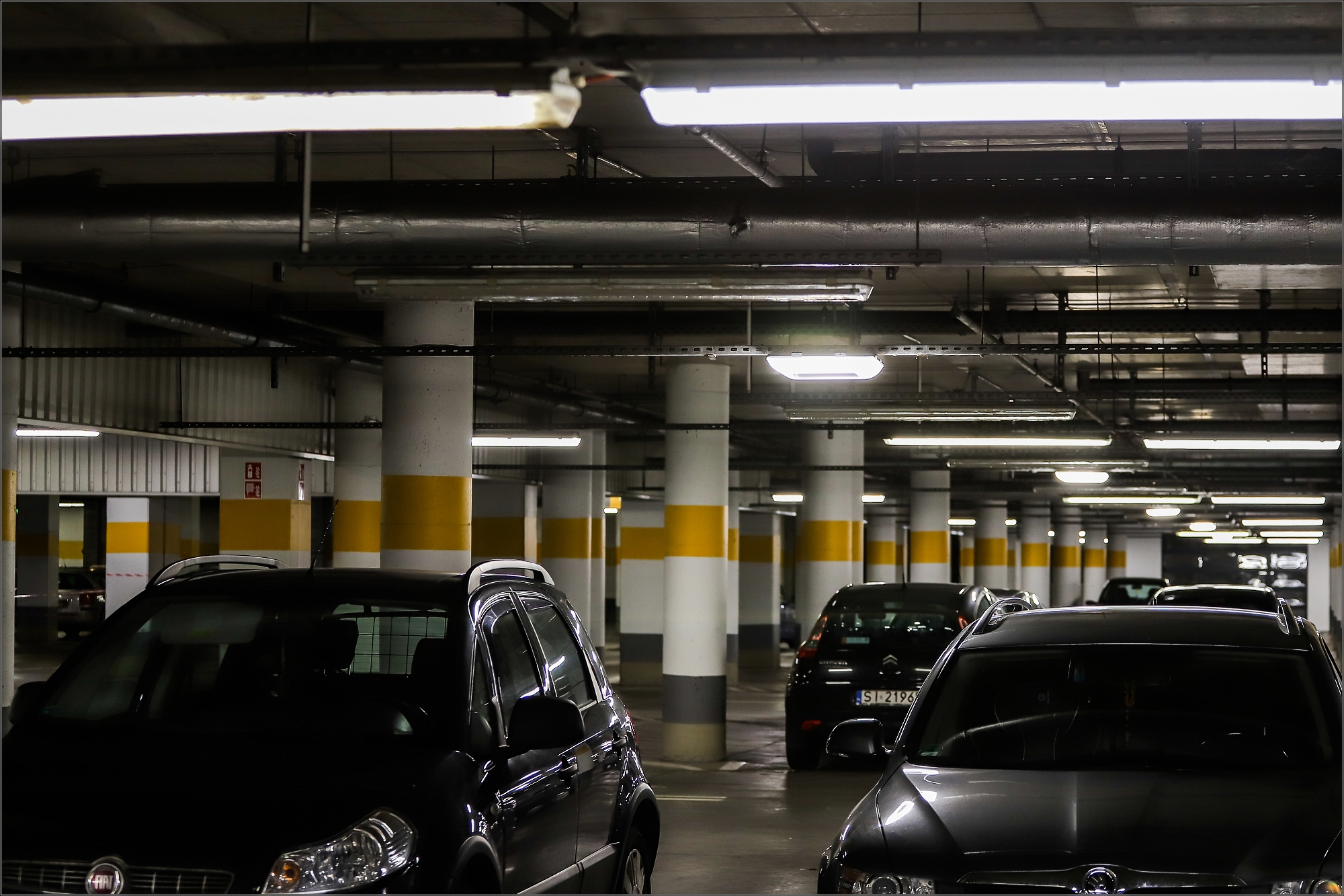 Na parkingu zostały wykorzystane inteligentne systemy zarządzające oświetleniem fot. Beghelli
