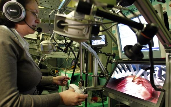 W 2010 r. w Fundacji Rozwoju Kardiochirurgii w Zabrzu dr Joanna Łoś-Śliwka przeprowadziła pierwszą w Polsce teleoperację przy pomocy robota kardiochirurgicznego Robin Heart na sercu świni, fot. PAP.