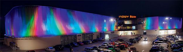 Oświetlona LED’ami fasada centrum handlowego „Nowy Świat” w Rzeszowie.