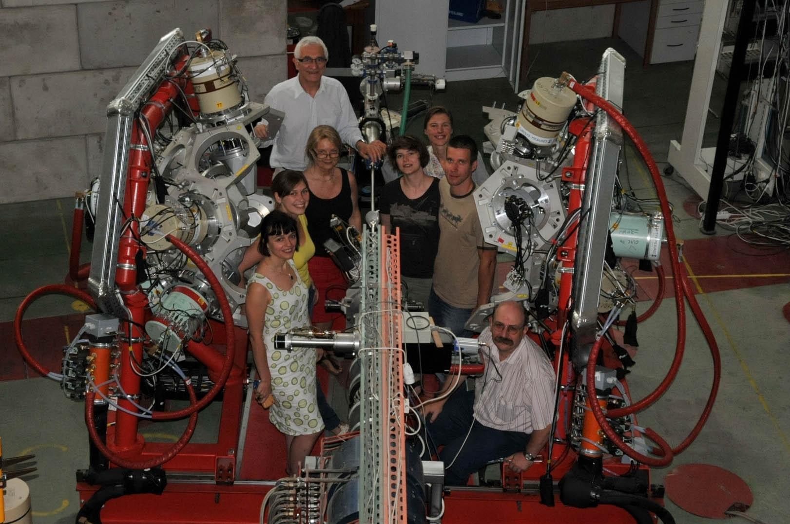 W Środowiskowym Laboratorium Ciężkich Jonów Uniwersytetu Warszawskiego uruchomiono najbardziej zaawansowany polski spektrometr promieniowania gamma. Na zdjęciu grupa warszawskich naukowców z projektu EAGLE między rozsuniętymi połówkami spektrometru. (Źródło: ŚLCJ UW)