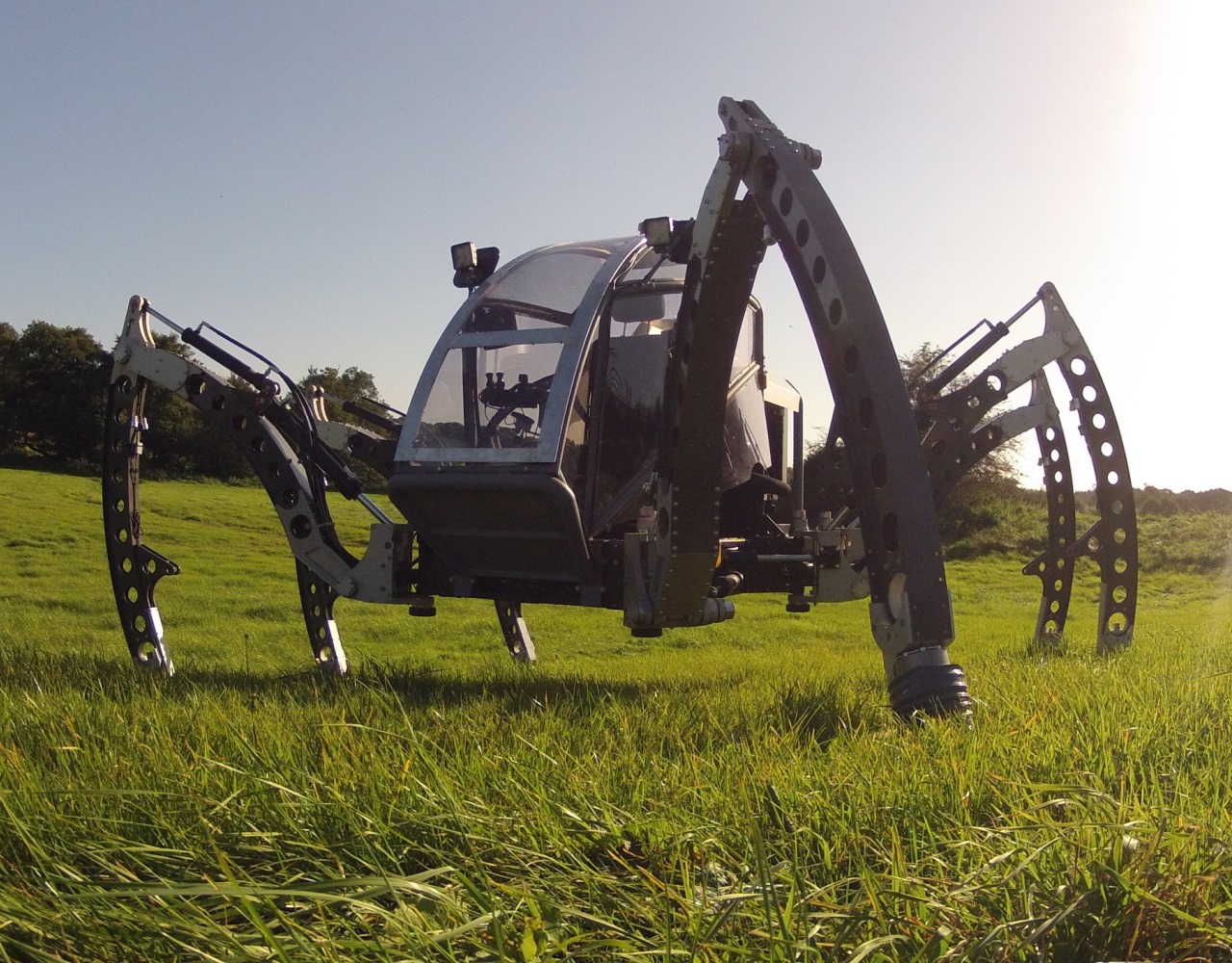 Sześcionożny robot o nazwie “Mantis” jest wykorzystywany w przemyśle filmowym, ale także w innych branżach, np. w bezzałogowych wypraw podmorskich lub do pracy w środowiskach wrażliwych na uszkodzenie ternu. Bosch Rexroth jest dostawcą kluczowych komponentów hydraulicznych oraz fachowej wiedzy w dziedzinie hydrauliki dla tego robota. (Zdjęcie: Matt Denton, Micromagic Systems)