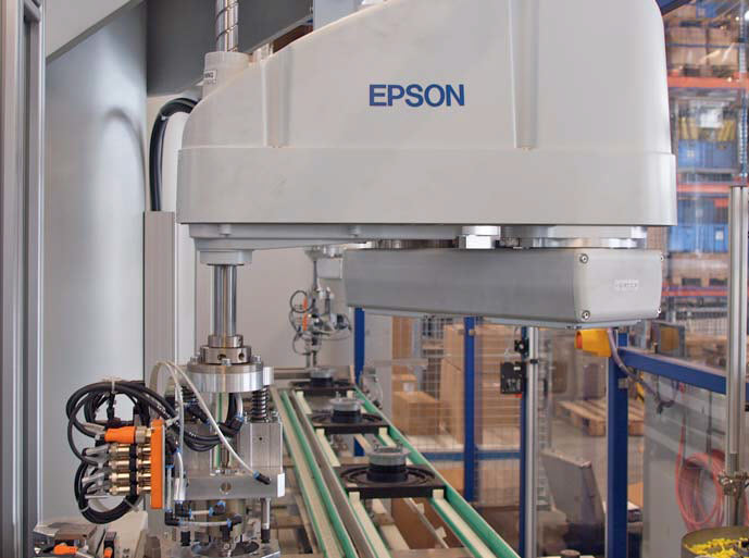 Robot Epson SCARA G6 pracujący na linii montażowej