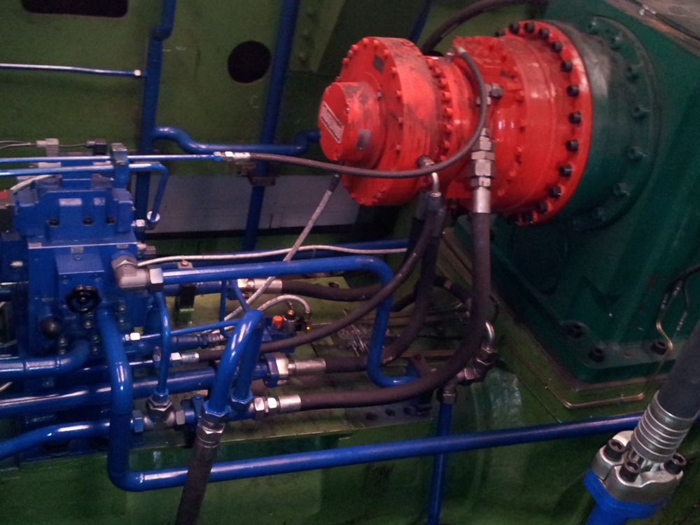 Napęd obrotu uchwytu przedmiotu obrabianego – silnik CA210-210 z hamulcem BICA37  i z przetwornikiem obrotowo-impulsowym
